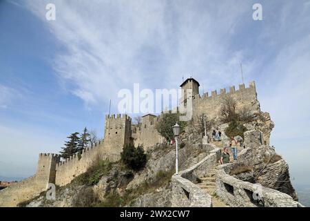 Touristes à la forteresse de Guaita à Saint-Marin Banque D'Images