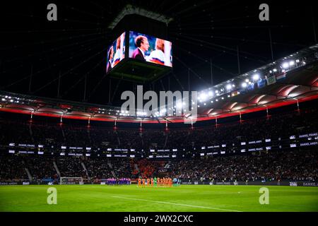 26 mars 2024, Hesse, Francfort/M. : Football : International match, Allemagne - pays-Bas, Deutsche Bank Park. Les onze débutants des deux équipes et les arbitres observent une minute de silence pour Franz Beckenbauer et Andy Brehme avant le match. Photo : Tom Weller/dpa Banque D'Images