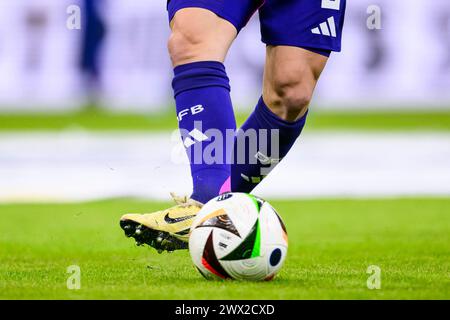 26 mars 2024, Hesse, Francfort/M. : Football : International match, Allemagne - pays-Bas, Deutsche Bank Park. Un joueur avec le logo DFB sur ses chaussettes se tient sur le terrain et joue un ballon. Un logo du fabricant d'articles de sport Nike peut être vu sur la chaussure. Photo : Tom Weller/dpa Banque D'Images