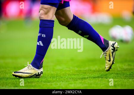 26 mars 2024, Hesse, Francfort/M. : Football : International match, Allemagne - pays-Bas, Deutsche Bank Park. Un joueur avec le logo DFB sur ses chaussettes se tient sur le terrain. Un logo du fabricant d'articles de sport Nike peut être vu sur la chaussure. Photo : Tom Weller/dpa Banque D'Images