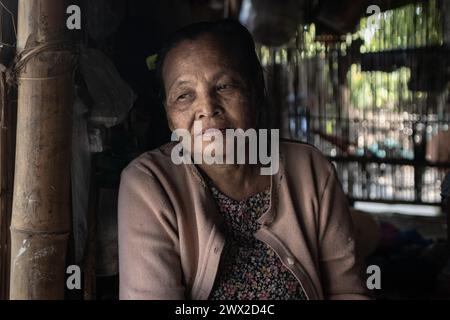 © Chris Huby/le Pictorium/MAXPPP - 08/01/2024 Chris Huby/le Pictorium - 08/01/2024 - Birmanie/Karen (region) - une famille de deplaces qui n'a plus rien et dont ne s'agit les FBR. Des campements de refugies aux villages bombardes, rencontre avec une population martyrisee par la junte et découverte de l'action humanitaire des FBR. La Birmanie continue sa descente aux enfers depuis trois ans, dans une indifférence quasi totale, et il est important de rapporter l'engagement des FBR aupres de ce peuple qui compte plus que jamais sur l'opinion publique internationale pour lui venir Banque D'Images