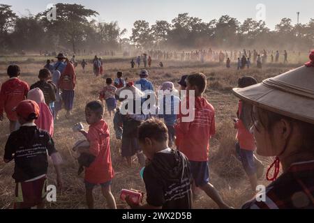 ©Chris Huby / le Pictorium/MAXPPP - 09/01/2024 Chris Huby / le Pictorium - 09/01/2024 - Birmanie / Karen (region) - fin de journee, les deplaces regagnent leur lieu initial avec argent et vivre distribues par les FBR. Des campements de refugies aux villages bombardes, rencontre avec une population martyrisee par la junte et découverte de l’action humanitaire des FBR. La Birmanie continue sa descente aux enfers depuis trois ans, dans une indifférence quasi totale, et il est important de rapporter l’engagement des FBR aupres de ce peuple qui compte plus que jamais sur l’opinion publiqu Banque D'Images