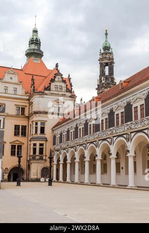 Élégance majestueuse de la cour orientale du château de Dresde avec des arcades Renaissance ornées. Banque D'Images