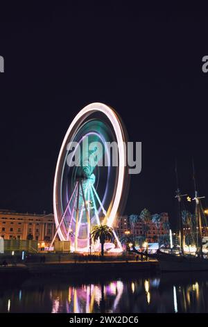 Grande roue en mouvement dans le port de Barcelone, Espagne, le 22 décembre 2023 Banque D'Images