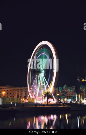 Grande roue en mouvement dans le port de Barcelone, Espagne, le 22 décembre 2023 Banque D'Images