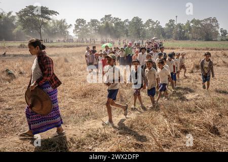 © Chris Huby/le Pictorium/MAXPPP - 09/01/2024 Chris Huby/le Pictorium - 09/01/2024 - Birmanie/Karen (region) - A un point securise de la plaine, les deplaces des villages viennent a la rencontre des FBR. Des campements de refugies aux villages bombardes, rencontre avec une population martyrisee par la junte et découverte de l'action humanitaire des FBR. La Birmanie continue sa descente aux enfers depuis trois ans, dans une indifférence quasi totale, et il est important de rapporter l'engagement des FBR aupres de ce peuple qui compte plus que jamais sur l'opinion publi Banque D'Images