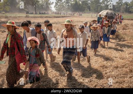 © Chris Huby/le Pictorium/MAXPPP - 09/01/2024 Chris Huby/le Pictorium - 09/01/2024 - Birmanie/Karen (region) - A un point securise de la plaine, les deplaces des villages viennent a la rencontre des FBR. Des campements de refugies aux villages bombardes, rencontre avec une population martyrisee par la junte et découverte de l'action humanitaire des FBR. La Birmanie continue sa descente aux enfers depuis trois ans, dans une indifférence quasi totale, et il est important de rapporter l'engagement des FBR aupres de ce peuple qui compte plus que jamais sur l'opinion publi Banque D'Images