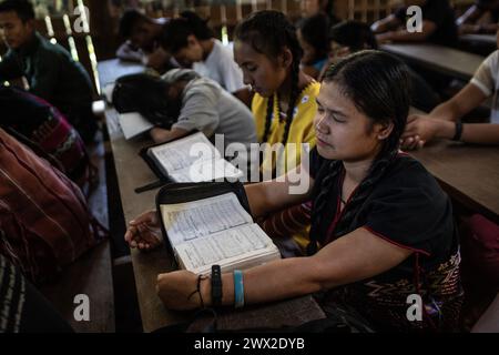 © Chris Huby/le Pictorium/MAXPPP - 31/12/2023 Chris Huby/le Pictorium - 31/12/2023 - Birmanie/Karen (region) - dimanche, un jour d'Eglise et de messe. Des campements de refugies aux villages bombardes, rencontre avec une population martyrisee par la junte et découverte de l'action humanitaire des FBR. La Birmanie continue sa descente aux enfers depuis trois ans, dans une indifférence quasi totale, et il est important de rapporter l'engagement des FBR aupres de ce peuple qui compte plus que jamais sur l'opinion publique internationale pour lui venir en aide. - Valeurs actuelles Banque D'Images