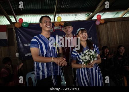 © Chris Huby/le Pictorium/MAXPPP - 31/12/2023 Chris Huby/le Pictorium - 31/12/2023 - Birmanie/Karen (region) - Camp des Free Burma Rangers - dimanche, jour de mariage entre deux membres de la communaute Karen. Des campements de refugies aux villages bombardes, rencontre avec une population martyrisee par la junte et découverte de l'action humanitaire des FBR. La Birmanie continue sa descente aux enfers depuis trois ans, dans une indifférence quasi totale, et il est important de rapporter l'engagement des FBR aupres de ce peuple qui compte plus que jamais sur l'opinion publique Banque D'Images