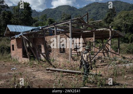 © Chris Huby/le Pictorium/MAXPPP - 03/01/2024 Chris Huby/le Pictorium - 03/01/2024 - Birmanie/Karen (region) - les Eglises sont visees par le Regime Birman depuis toujours. Ici, deux Eglises ont ete detruites dans ce village a present abandonne. Des campements de refugies aux villages bombardes, rencontre avec une population martyrisee par la junte et découverte de l'action humanitaire des FBR. La Birmanie continue sa descente aux enfers depuis trois ans, dans une indifférence quasi totale, et il est important de rapporter l'engagement des FBR aupres de ce peuple qui compte plus Banque D'Images