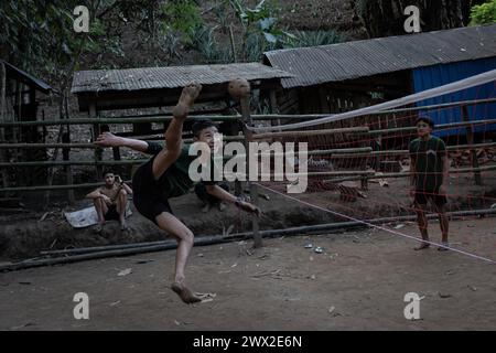 © Chris Huby/le Pictorium/MAXPPP - 29/12/2023 Chris Huby/le Pictorium - 29/12/2023 - Birmanie/Karen (région) - Camp des Free Burma Rangers - ambiance du camp. Des campements de refugies aux villages bombardes, rencontre avec une population martyrisee par la junte et découverte de l'action humanitaire des FBR. La Birmanie continue sa descente aux enfers depuis trois ans, dans une indifférence quasi totale, et il est important de rapporter l'engagement des FBR aupres de ce peuple qui compte plus que jamais sur l'opinion publique internationale pour lui venir en aide. - Valeur Banque D'Images