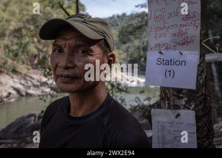 © Chris Huby/le Pictorium/MAXPPP - 29/12/2023 Chris Huby/le Pictorium - 29/12/2023 - Birmanie/Karen (region) - Camp des Free Burma Rangers - zone d'entrainement de la nage et de la traversee a corde, epreuve de la journee avant la remise des diplomes FBR. Des campements de refugies aux villages bombardes, rencontre avec une population martyrisee par la junte et découverte de l'action humanitaire des FBR. La Birmanie continue sa descente aux enfers depuis trois ans, dans une indifférence quasi totale, et il est important de rapporter l'engagement des FBR aupres de ce peuple qui Banque D'Images