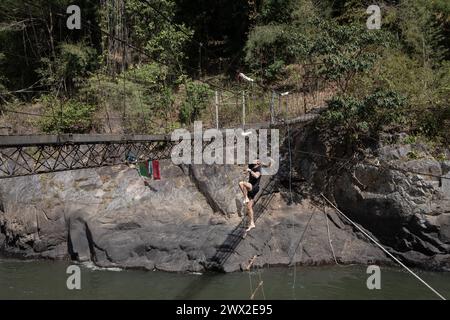 © Chris Huby/le Pictorium/MAXPPP - 29/12/2023 Chris Huby/le Pictorium - 29/12/2023 - Birmanie/Karen (region) - Camp des Free Burma Rangers - zone d'entrainement de la nage et de la traversee a corde, epreuve de la journee avant la remise des diplomes FBR. Des campements de refugies aux villages bombardes, rencontre avec une population martyrisee par la junte et découverte de l'action humanitaire des FBR. La Birmanie continue sa descente aux enfers depuis trois ans, dans une indifférence quasi totale, et il est important de rapporter l'engagement des FBR aupres de ce peuple qui Banque D'Images