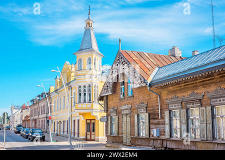 Vue donnant sur la rue Pikk dans la vieille ville de Rakvere. Estonie, États baltes Banque D'Images