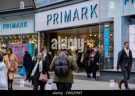 Les gens magasinent chez Primark dans le quartier commerçant City Centre Bullring le 21 mars 2024 à Birmingham, Royaume-Uni. Le magasin de Birmingham est le plus grand Primark au monde, et l'un de leurs magasins phares, vendant des vêtements à la fin du budget du marché. La société s'approvisionne à moindre coût, en utilisant des designs simples et des tissus dans les tailles les plus populaires et achète des stocks en vrac. Banque D'Images