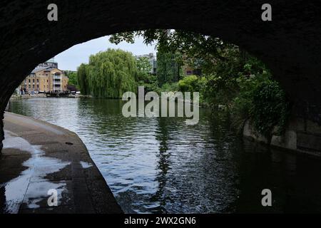 Londres - 06 03 2022 : entrée du bassin City Road depuis le tunnel sous Danbury St. Banque D'Images