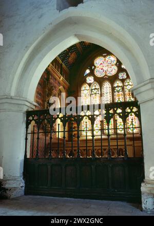 St Peter's & St Paul's Church, Albury Park, Guildford, Surrey South transept C13th construit sur la base du Chancel saxon. Remodelé par le célèbre AR victorien Banque D'Images