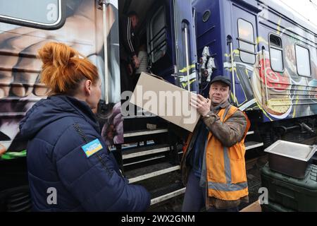 Non exclusif : KHARKIV, UKRAINE - 26 MARS 2024 - des bénévoles et des travailleurs de la Croix-Rouge ukrainienne reçoivent des déjeuners pour les patients des hôpitaux Banque D'Images