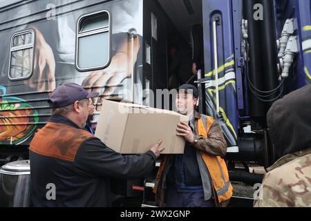 Non exclusif : KHARKIV, UKRAINE - 26 MARS 2024 - des bénévoles et des travailleurs de la Croix-Rouge ukrainienne reçoivent des déjeuners pour les patients des hôpitaux Banque D'Images