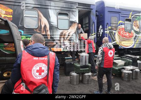 Non exclusif : KHARKIV, UKRAINE - 26 MARS 2024 - des bénévoles et des travailleurs de la Croix-Rouge ukrainienne reçoivent des déjeuners pour les patients des hôpitaux Banque D'Images