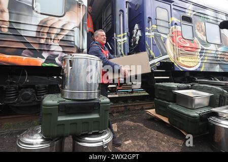 Non exclusif : KHARKIV, UKRAINE - 26 MARS 2024 - des bénévoles et des travailleurs de la Croix-Rouge ukrainienne reçoivent des déjeuners pour les patients des hôpitaux Banque D'Images