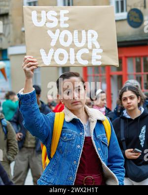 Bath,UK Un partisan pro-palestinien tenant une pancarte est photographié en écoutant des discours avant une marche de protestation à travers Bath. 16/03/24 Banque D'Images