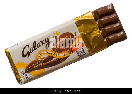Barre de tablette de chocolat Galaxy Smooth Caramel ouverte pour montrer le contenu futurs plus lumineux isolé sur fond blanc Banque D'Images