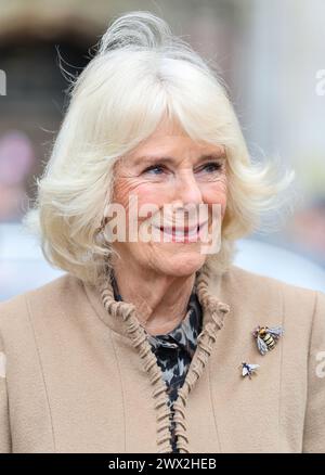 La reine Camilla sourit en arrivant pour une visite au marché des fermiers de The Square, Shrewsbury, dans le Shropshire. Date de la photo : mercredi 27 mars 2024. Banque D'Images