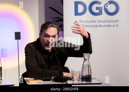 JURI Andruchowytsch Der Preis unserer Freiheit Ein Abend mit Juri Andruchowytsch im Haus für Poesie AM 25.3.24 fotos gezett *** Yuri Andrukhovych le prix de notre liberté une soirée avec Yuri Andrukhovych à la Haus für Poesie on 25 3 24 fotos gezett Banque D'Images