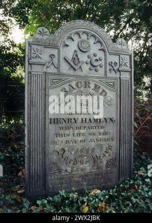 Église St Martin de Tours, Werrington, Launceston, Cornouailles. Tombe du franc-maçon, Henry Hamlyn d1844, pierre tombale avec des symboles maçonniques, Banque D'Images