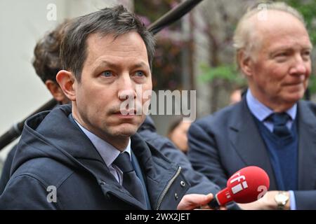 Oullins Pierre Benite, France. 27 mars 2024. Les Républicains (LR) François Xavier Bellamy visite Oullins-Pierre-Benite près de Lyon, France, pour assister aux ravages du trafic de drogue le 27 mars 2024. Photo de Julien Reynaud/APS-médias/ABACAPRESS.COM crédit : Abaca Press/Alamy Live News Banque D'Images