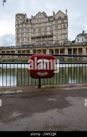 Empire Hotel, Bath vu de l'autre côté de la rivière Avon avec une bouée de sauvetage rouge au premier plan Banque D'Images