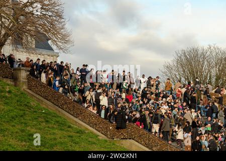 Paris, France - 17 février 2024 : vue des foules de touristes à Montmartre profitant de la vue panoramique de Paris France Banque D'Images