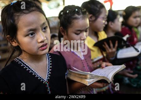 © Chris Huby/le Pictorium/MAXPPP - 31/12/2023 Chris Huby/le Pictorium - 31/12/2023 - Birmanie/Karen (region) - des campements de refuges aux villages bombardes, rencontre avec une population martyrisee par la junte et découverte de l'action humanitaire des FBR. La Birmanie continue sa descente aux enfers depuis trois ans, dans une indifférence quasi totale, et il est important de rapporter l'engagement des FBR aupres de ce peuple qui compte plus que jamais sur l'opinion publique internationale pour lui venir en aide. - Valeurs ACtuelles out, pas de jdd, jdd out, RUSSIE OUT, PAS DE RUS Banque D'Images