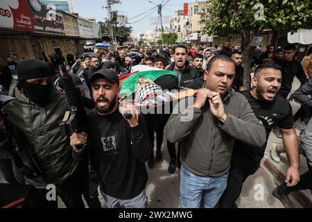 Djénine, Territoires palestiniens. 27 mars 2024. Des gens participent aux funérailles de Palestiniens tués lors d'une opération de l'armée israélienne dans le camp de Djénine en Cisjordanie. Trois personnes ont été tuées, a rapporté l’armée israélienne. Crédit : Ayman Nobani/dpa/Alamy Live News Banque D'Images