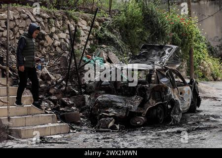 Djénine, Territoires palestiniens. 27 mars 2024. Un homme regarde une voiture endommagée après une opération de l’armée israélienne dans le camp de Djénine en Cisjordanie. Trois personnes ont été tuées, a rapporté l’armée israélienne. Crédit : Ayman Nobani/dpa/Alamy Live News Banque D'Images