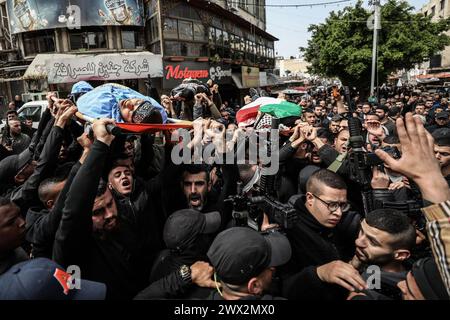 Djénine, Territoires palestiniens. 27 mars 2024. Des gens participent aux funérailles de Palestiniens tués lors d'une opération de l'armée israélienne dans le camp de Djénine en Cisjordanie. Trois personnes ont été tuées, a rapporté l’armée israélienne. Crédit : Ayman Nobani/dpa/Alamy Live News Banque D'Images