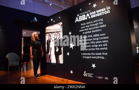 Brighton UK 27 mars 2024 - Jody East curatrice des musées Brighton & Hove à l'ABBA : une semaine à Brighton journée de presse d'exposition au Brighton Museum célébrant les cinquante ans depuis que Abba a remporté le concours Eurovision de la chanson . L’exposition s’ouvre au public demain jeudi 28 mars : crédit Simon Dack / Alamy Live News Banque D'Images