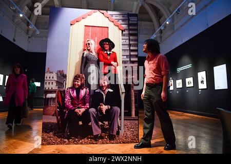 Brighton UK 27 mars 2024 - les visiteurs regardent autour de l'exposition ABBA : une semaine à Brighton journée de presse au Brighton Museum célébrant les cinquante ans depuis que Abba a remporté le concours Eurovision de la chanson . L'exposition s'ouvre au public demain jeudi 28 mars : crédit Simon Dack / Alamy Live News Banque D'Images