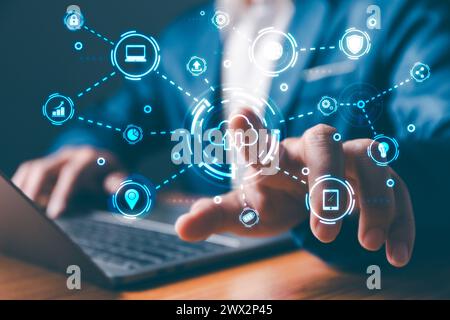 Homme d'affaires montrant l'informatique virtuelle brillante en nuage pour télécharger et charger des informations de données et télécharger sur l'application réseau du système. Données technologiques Banque D'Images