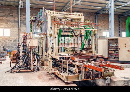 Une grande machine pour la fabrication de pavés. Équipement industriel démonté dans l'atelier Banque D'Images