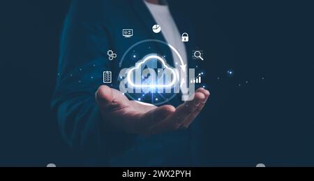 Homme d'affaires montrant l'informatique virtuelle brillante en nuage pour télécharger et charger des informations de données et télécharger sur l'application réseau du système. Données technologiques Banque D'Images
