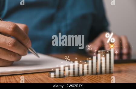 Concept de taux d'intérêt et de dividende, l'homme d'affaires calcule le revenu et le rendement de l'investissement en pourcentage. revenu, rendement, retraite, rémunération Banque D'Images