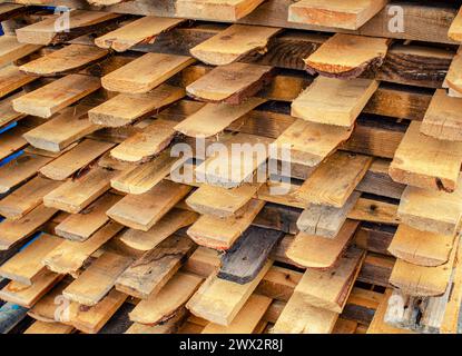 Les planches en bois de pin sont empilées pour sécher en usine Banque D'Images