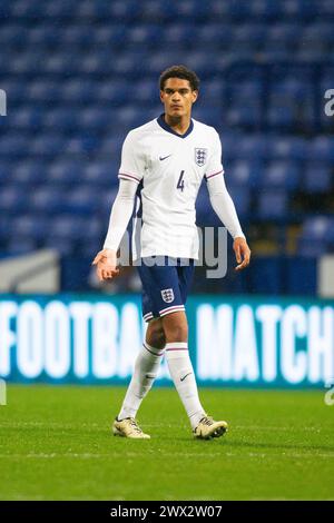Bolton, Royaume-Uni. 26 mars 2024. Jarell Quansah, de l'Angleterre, lors du match de qualification pour le Championnat d'Europe des moins de 21 ans de l'UEFA 2025 opposant les U21 d'Angleterre et les U21 du Luxembourg au Toughsheet Community Stadium le 26 mars 2024 à Bolton, en Angleterre. (Photo de Richard Ault/phcimages.com) crédit : PHC images LTD/Alamy Live News Banque D'Images