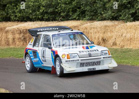 James Rimmer dans la Peugeot 205 T16 E2 1986 de Juha Kankkunen au Goodwood Festival of Speed 2023, Sussex, Royaume-Uni Banque D'Images