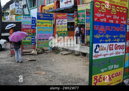 11.10.2013, Yangon, Myanmar, Asie - pancartes publicitaires colorées de différentes compagnies de bus en face de la gare principale dans le centre. Banque D'Images