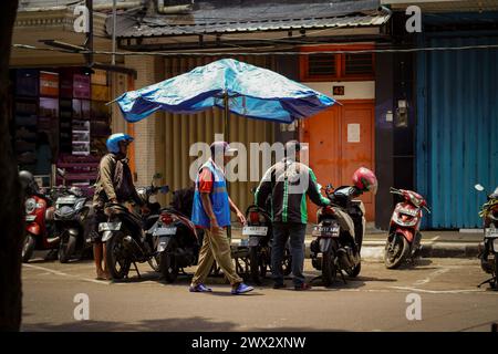 Les chauffeurs de taxi moto en ligne, les gardiens de parking et les chauffeurs de moto qui sont dans le parking moto sur le bord de la route Banque D'Images