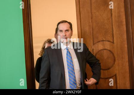 RIGA, Lettonie. 27 mars 2024. Rob Bauer, président du Comité militaire de l'OTAN, rencontre Edgars Rinkevics, président de la Lettonie. Crédit : Gints Ivuskans/Alamy Live News Banque D'Images