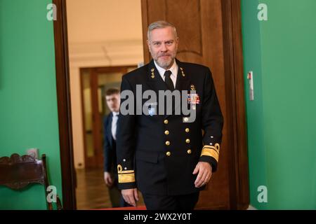 RIGA, Lettonie. 27 mars 2024. Rob Bauer (photo), président du Comité militaire de l'OTAN, rencontre Edgars Rinkevics, président de la Lettonie. Crédit : Gints Ivuskans/Alamy Live News Banque D'Images